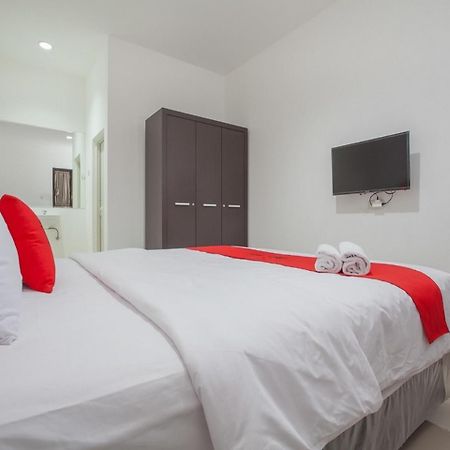 Reddoorz @ Kertajaya Surabaya Hotel Exterior photo